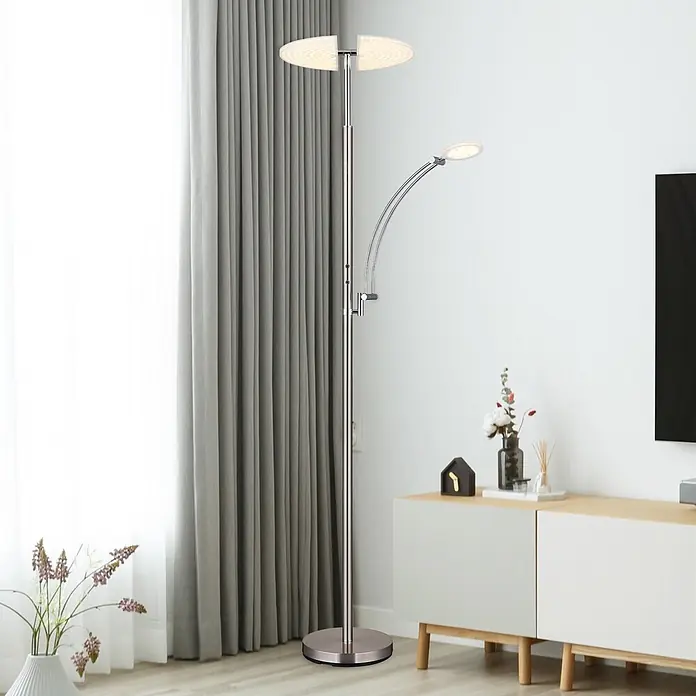 Globo LED-Deckenfluter Tirana - 40 W, Höhe: 1.830 mm - Stehleuchte aus gebürstetem Nickel mit Deckenfluter und verstellbarer Leselampe, die ein modernes Wohnzimmer beleuchtet.