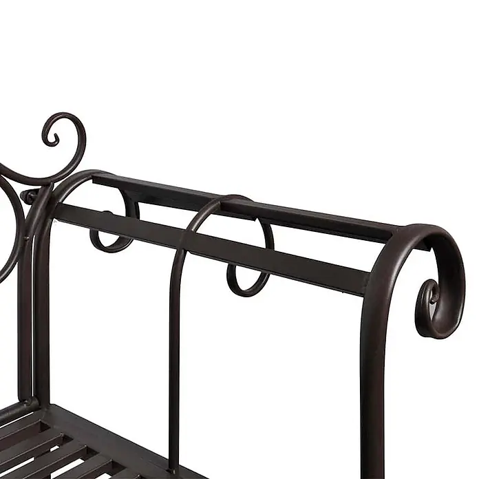 Furnicato Gartenbank Metall Antikes Braun - B x T x H: 46 x 132 x 85 cm, Braun - Detailaufnahme einer dunkelbraunen, verzierten Metallbank- oder Regaloberseite mit Zierrollwerk und horizontalen Stangen.