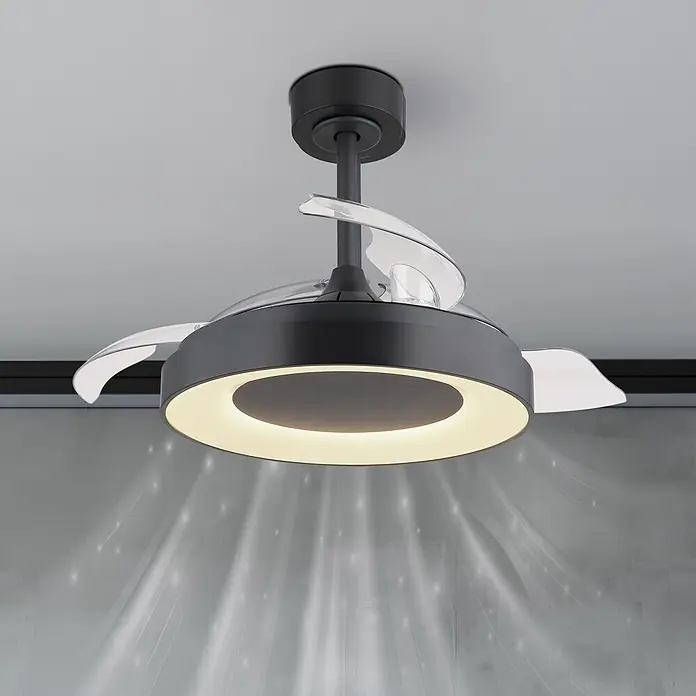 Globo Deckenventilator Elina - 40 W, Durchmesser: 910 mm - Dunkelgrauer Deckenventilator mit integriertem warmem LED-Licht und transparenten Flügeln, an der Decke montiert.