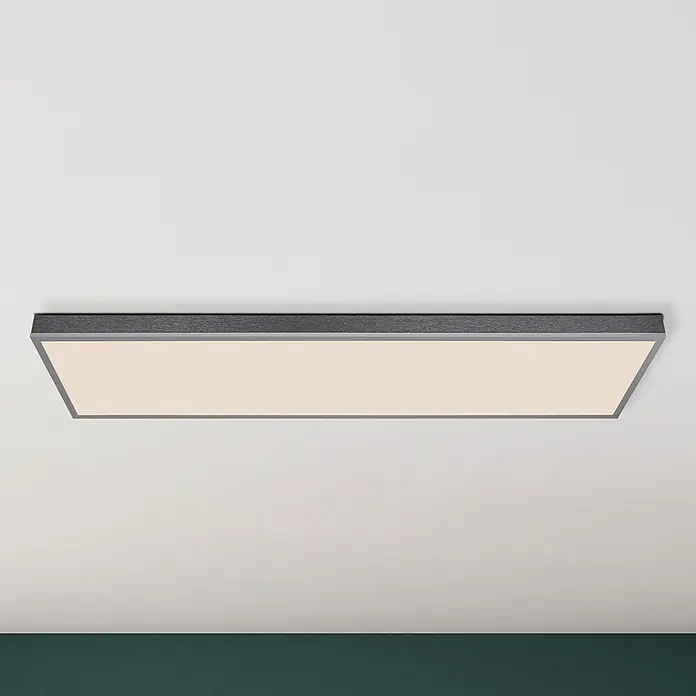 Globo LED-Panel Doro - 36 W, L x B x H: 1.200 x 300 x 75 mm - Rechteckige, flache LED-Deckenleuchte mit dunkelgrauem, texturiertem Rahmen und beleuchteter, heller Platte.