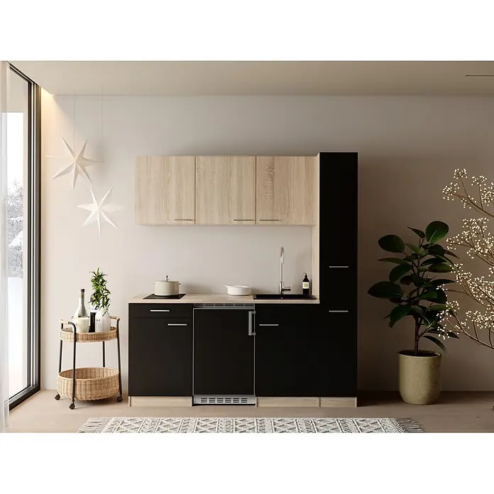 Respekta Küchenzeile Ingrid - Breite: 180 cm, Schwarz, Mit Kochfeld + Kühlschrank - Kompakte Küchenzeile mit hellen Holz-Oberschränken und schwarzen Unterschränken, inklusive Spüle, Kochfeld und Unterbaukühlschrank.
