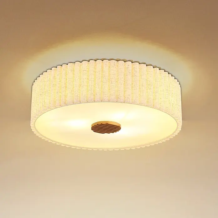 Globo Deckenleuchte rund Jannie - 40 W, Ø x H: 500 x 162 mm, E27 - Runde Stoff-Deckenleuchte mit plissiertem cremefarbenem Schirm und zentralem Holzdetail, beleuchtet.