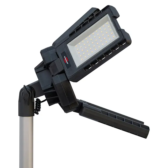 Brennenstuhl Mobiler LED-Strahler Dreikopf Stativstrahler - 100 W, L x B x H: 26 x 21 x 106 cm, IP34 - Verstellbarer schwarzer LED-Arbeitsscheinwerfer auf silbernem Stativ mit rechteckigem LED-Panel.