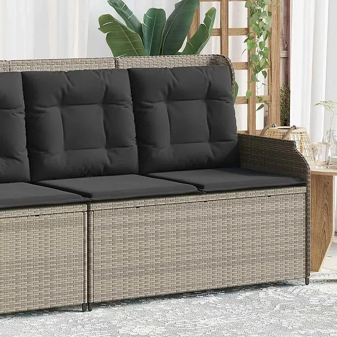 Furnicato Gartenbank - Hellgrau - Geflochtenes hellbraunes Rattan-Gartensofa mit dunkelgrauen Kissen, ideal für den Außenbereich.