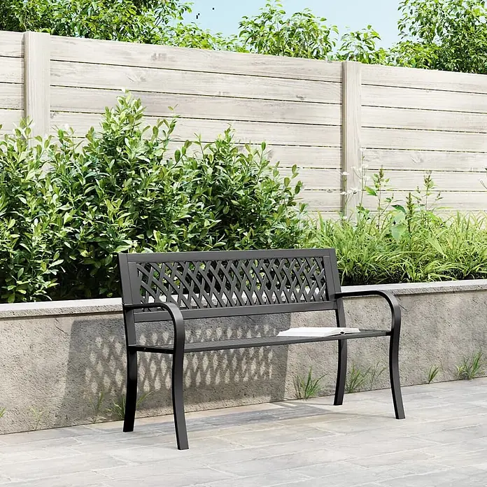 Furnicato Gartenbank - Schwarz - Schwarze Metallgartenbank mit dekorativer Gitterlehne auf einer Terrasse im Garten.