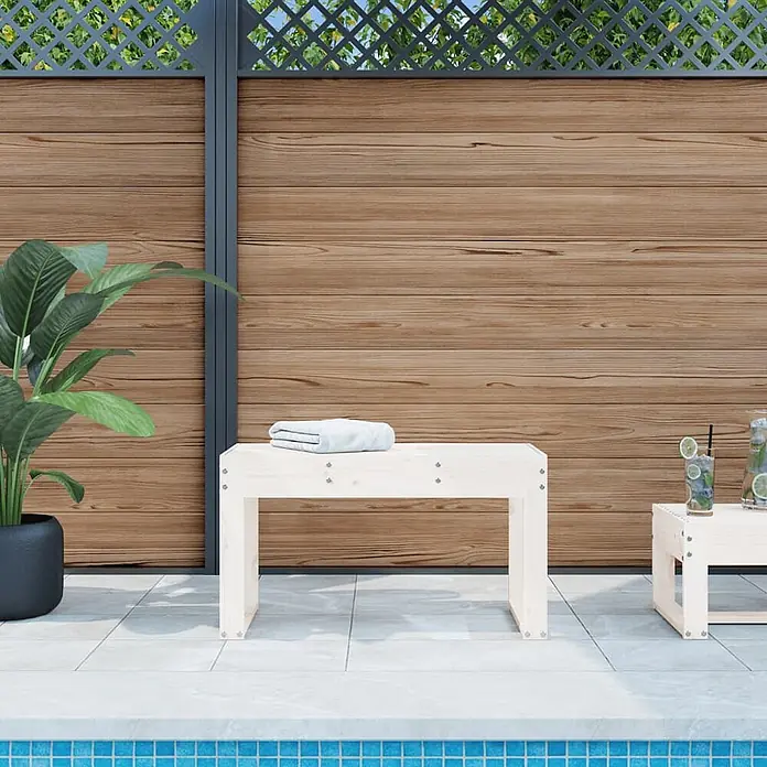 Furnicato Gartenbank Kiefernholz-Massivholz - B x T x H: 80 x 38 x 45 cm, Weiße Kiefer - Helle Holzbank mit Handtuch und passendem Beistelltisch mit Getränken am Pool.