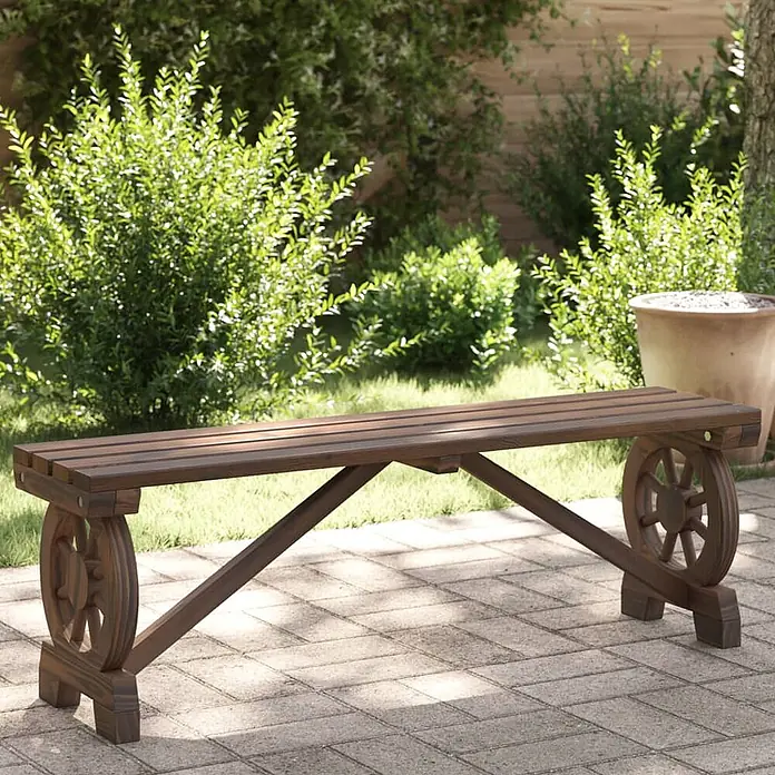 Furnicato Gartenbank Tannen-Massivholz gebrannt - B x T x H: 115 x 28 x 39,5 cm, Dunkelbraun - Dunkelbraune Gartenbank aus Holz mit Wagenrad-Design an den Enden, auf einer gepflasterten Terrasse.