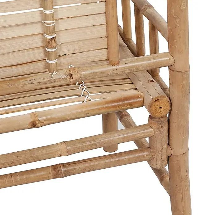 Furnicato Gartenbank Bambus - B x T x H: 120 x 55 x 90 cm, Braun - Nahaufnahme von naturbraunen Bambusmöbeln mit Lattenrost für Sitz/Rückenlehne und weißen Bindungen.