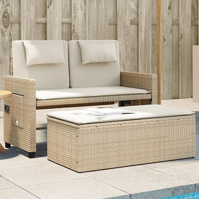 Furnicato Gartenbank PE-Rattan - B x T x H: 122 x 102 x 60 cm, Beige und Creme - Eine Outdoor-Sitzgruppe aus beigefarbenem Polyrattan mit Zweisitzer-Sofa, cremefarbenen Kissen und passendem Couchtisch/Aufbewahrungsbox auf der Terrasse.