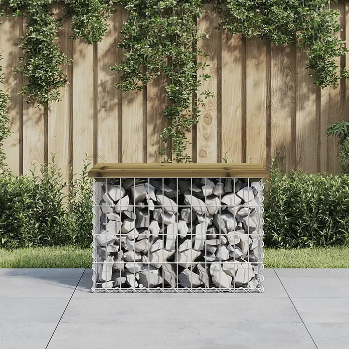 Furnicato Gartenbank Kiefernholz imprägniert - B x T x H: 63 x 44 x 42 cm, Imprägniertes Kiefernholz - Gabionenbank mit silbernem Metallgitter, grauen Steinen und brauner Holzplatte, auf Pflastersteinen im Freien.