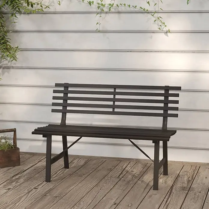 Furnicato Gartenbank pulverbeschichtet - B x T x H: 110 x 59 x 76,5 cm, Schwarz - Dunkle Gartenbank mit horizontalen Latten auf einer Holzterrasse.