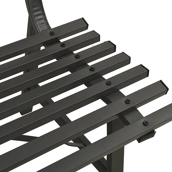 Furnicato Gartenbank pulverbeschichtet - B x T x H: 110 x 59 x 76,5 cm, Schwarz - Nahaufnahme dunkelgrauer Metalllatten mit Schrauben und schwarzen Endkappen, Teil einer modernen Sitzbank.