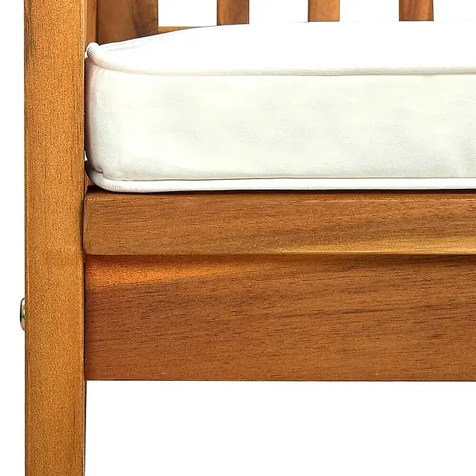 Furnicato Gartenbank Akazien-Massivholz - B x T x H: 147 x 64 x 90 cm, Creme - Hölzernes Sitzmöbel für den Außenbereich mit weißem Kissen.