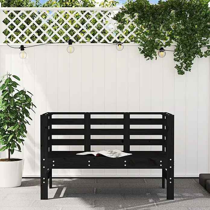 Furnicato Gartenbank Kiefernholz-Massivholz - B x T x H: 111,5 x 53 x 71 cm, Schwarze Kiefer - Schwarze Holzgartenbank in einer Außenumgebung.