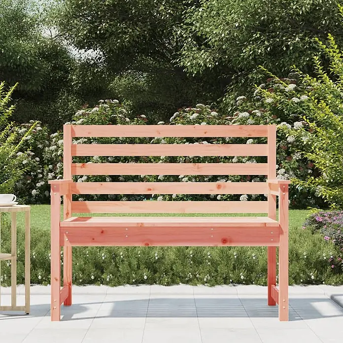 Furnicato Gartenbank Douglasien-Massivholz - B x T x H: 109 x 48 x 91,5 cm, Natürliches Douglasie - Helle Holzgartenbank mit Lattenrückenlehne und Sitzfläche auf einer Terrasse.