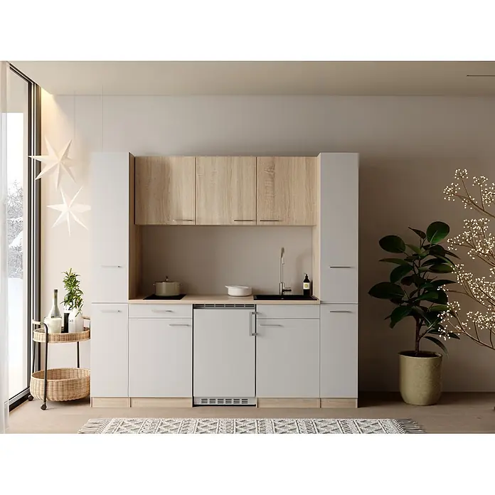 Respekta Küchenzeile Ingrid - Breite: 210 cm, Weiß, Mit Kochfeld + Kühlschrank - Eine moderne, kompakte Küchenzeile mit hellen Holz-, weißen und grauen Schränken, Spüle, Herd und integriertem Kühlschrank.