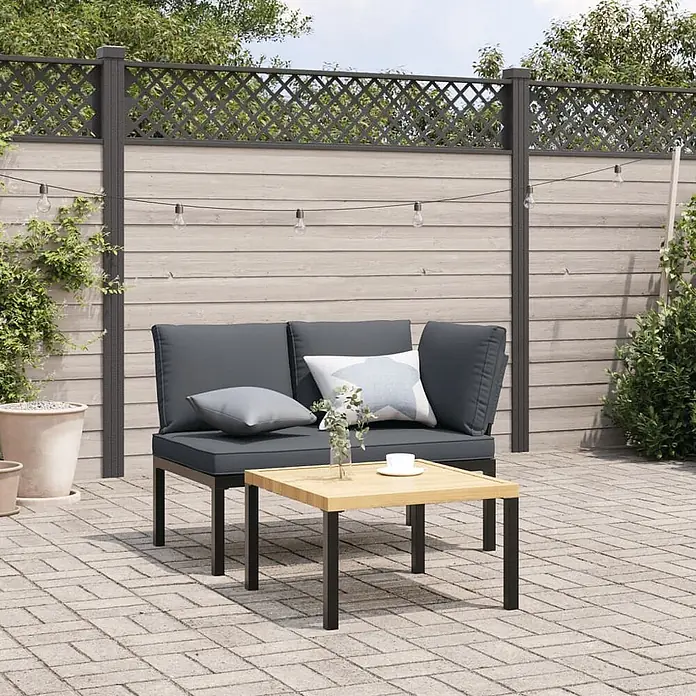 Furnicato Gartenbank - Schwarz - Outdoor-2-Sitzer-Sofa mit dunkelgrauen Kissen und quadratischem Couchtisch mit heller Holzplatte und schwarzen Beinen auf einer Terrasse.