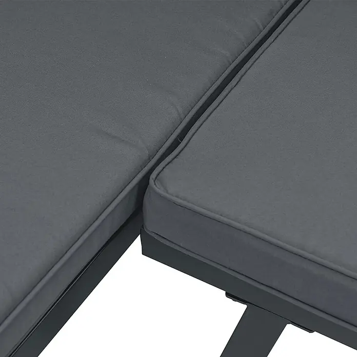 Furnicato Gartenbank pulverbeschichtet Anthrazit - B x T x H: 165 x 110 x 76 cm, Schwarz - Nahaufnahme dunkelgrauer Outdoor-Kissen mit Paspel auf schwarzem Metallrahmen, bilden eine L-förmige Ecke.