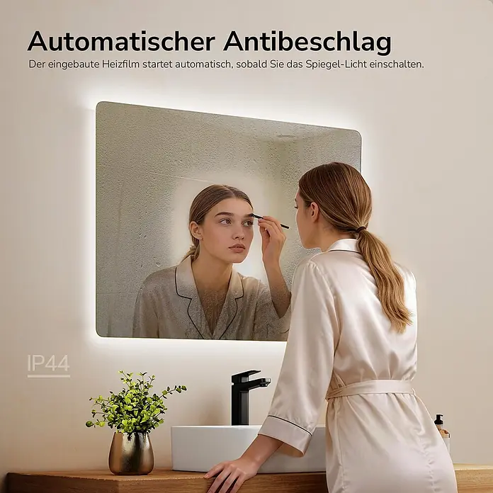 Emke Lichtspiegel Glowrim LM09 -  - Rechteckiger beleuchteter Badspiegel mit automatischer Antibeschlagfunktion, von einer Frau im Alltag genutzt. IP44-zertifiziert.