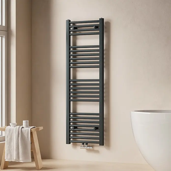Emke Badheizkörper Rundrohr Thermio TR - B x H: 40 x 120 cm, Anthrazit - Hoher, dunkelgrauer Wandheizkörper für Handtücher in einem modernen Badezimmer.