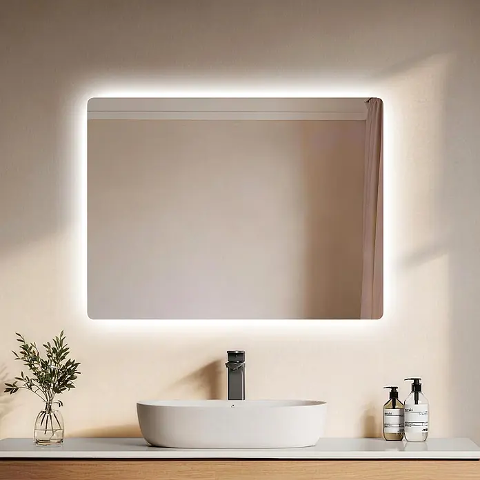 Emke Lichtspiegel Glowrim LM09 -  - Rechteckiger, LED-beleuchteter Spiegel mit abgerundeten Ecken über einem modernen Waschbecken.