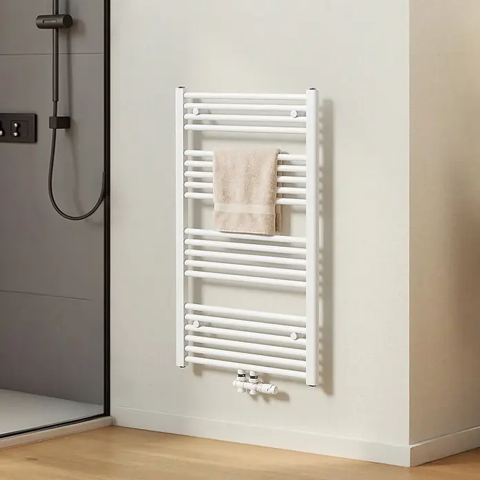 Emke Badheizkörper Orbrad TR - Weiß - Weißer Handtuchheizkörper im Leiterstil an heller Wand in modernem Bad, mit beigem Handtuch.