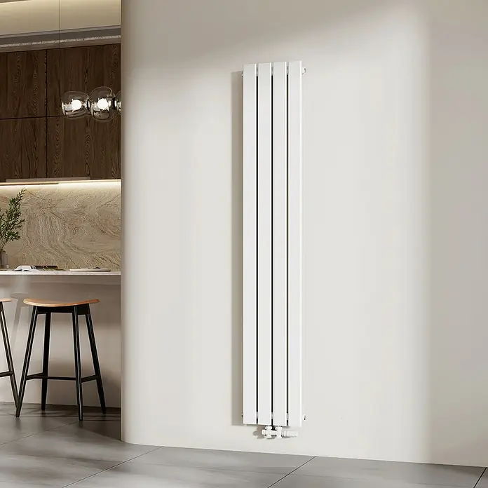 Emke Designheizkörper Flatrad FR - Wärmeleistung bei Vorlauftemperatur von 75 °C (D: 50): 627 W, Weiß - Ein hoher, weißer Paneelheizkörper, vertikal in einem modernen Küchen-/Essbereich montiert, mit Barhockern links sichtbar.