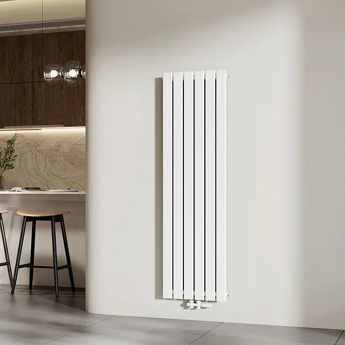 Emke Designheizkörper Flatrad FR - Wärmeleistung bei Vorlauftemperatur von 75 °C (D: 50): 850 W, Weiß - Weißer vertikaler Paneelheizkörper an einer Wand in einem modernen Interieur.