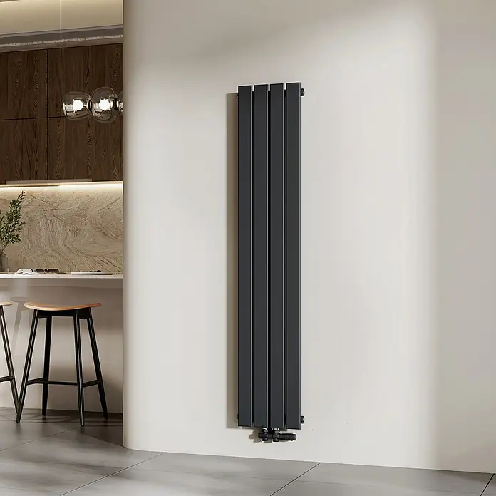 Emke Designheizkörper Flatrad FR - Wärmeleistung bei Vorlauftemperatur von 75 °C (D: 50): 557 W, Schwarz - Dunkelgrauer, vertikaler Heizkörper an einer Wand in einer modernen Küche/Wohnbereich.