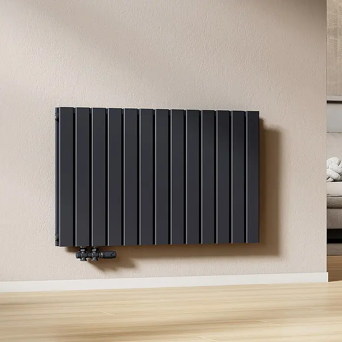 Emke Designheizkörper Flatrad FR - Wärmeleistung bei Vorlauftemperatur von 75 °C (D: 50): 1.343 W, Anthrazit - Wandmontierter Anthrazit-Flachheizkörper mit vertikalen Segmenten und sichtbaren Anschlussventilen.