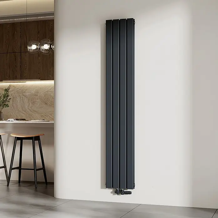 Emke Designheizkörper Flatrad FR - Wärmeleistung bei Vorlauftemperatur von 75 °C (D: 50): 911 W, Anthrazit - Hoher, dunkelgrauer Vertikalheizkörper an einer Wand in einer modernen Küche.