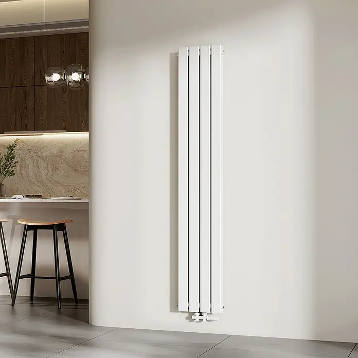 Emke Designheizkörper Flatrad FR - Wärmeleistung bei Vorlauftemperatur von 75 °C (D: 50): 911 W, Weiß - Weißer vertikaler Heizkörper mit flachen Paneelen an heller Wand in modernem Interieur montiert.