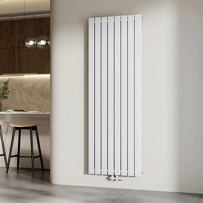 Emke Designheizkörper Flatrad FR - Wärmeleistung bei Vorlauftemperatur von 75 °C (D: 50): 2.227 W, Weiß - Weißer vertikaler Heizkörper, an einer Wand in einer modernen Küche montiert.
