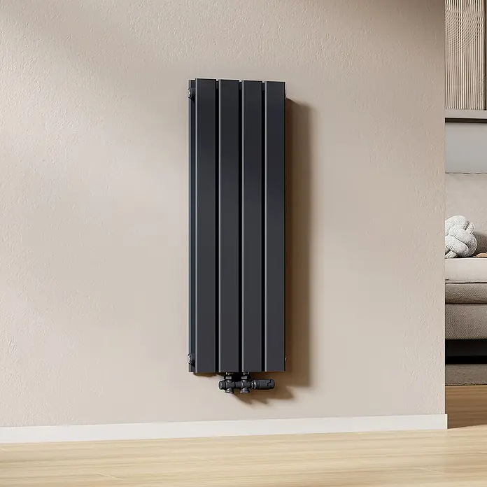 Emke Designheizkörper Flatrad FR - Wärmeleistung bei Vorlauftemperatur von 75 °C (D: 50): 446 W, Anthrazit - Moderner anthrazitfarbener vertikaler Heizkörper mit glatten Paneelen und sichtbaren Ventilen, senkrecht an einer Wand montiert.
