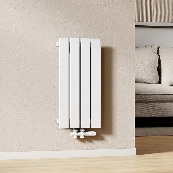 Emke Designheizkörper Flatrad FR - Wärmeleistung bei Vorlauftemperatur von 75 °C (D: 50): 233 W, Weiß - Weißer vertikaler Paneelheizkörper an einer hellen Wand in einem Raum montiert.