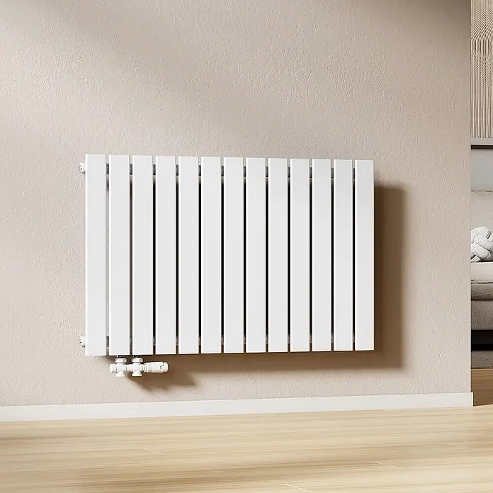 Emke Designheizkörper Flatrad FR - Wärmeleistung bei Vorlauftemperatur von 75 °C (D: 50): 730 W, Weiß - Weißer, moderner Vertikalheizkörper an beiger Wand mit sichtbaren Rohrverbindungen in einem zeitgenössischen Raum.