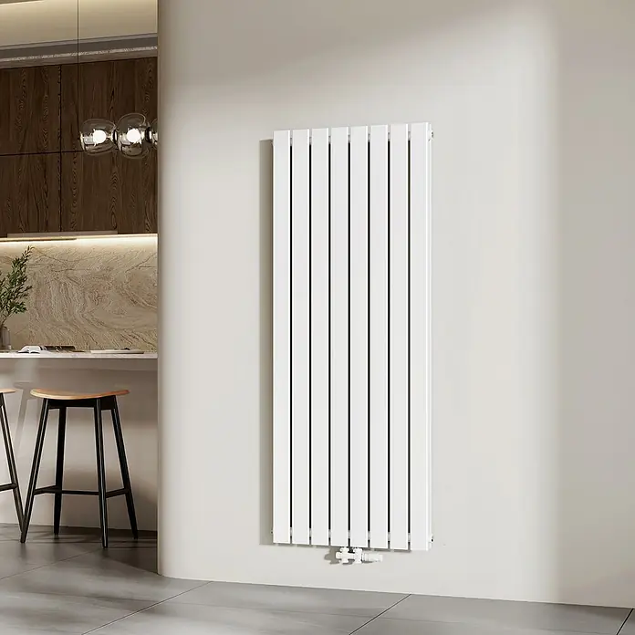 Emke Designheizkörper Flatrad FR - Wärmeleistung bei Vorlauftemperatur von 75 °C (D: 50): 1.988 W, Weiß - Vertikaler, weißer Flachheizkörper an einer Wand in einer modernen Küche.