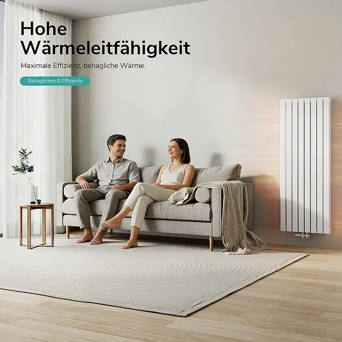 Emke Designheizkörper Flatrad FR - Wärmeleistung bei Vorlauftemperatur von 75 °C (D: 50): 1.988 W, Weiß - Weißer vertikaler Plattenheizkörper, der ein modernes Wohnzimmer heizt, in dem ein Paar auf einem Sofa entspannt.