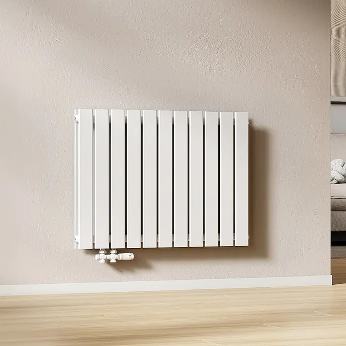 Emke Designheizkörper Flatrad FR - Wärmeleistung bei Vorlauftemperatur von 75 °C (D: 50): 1.136 W, Weiß - Weißer Vertikalheizkörper an einer Wand montiert, mit Rohranschlüssen unten, für moderne Heizung.
