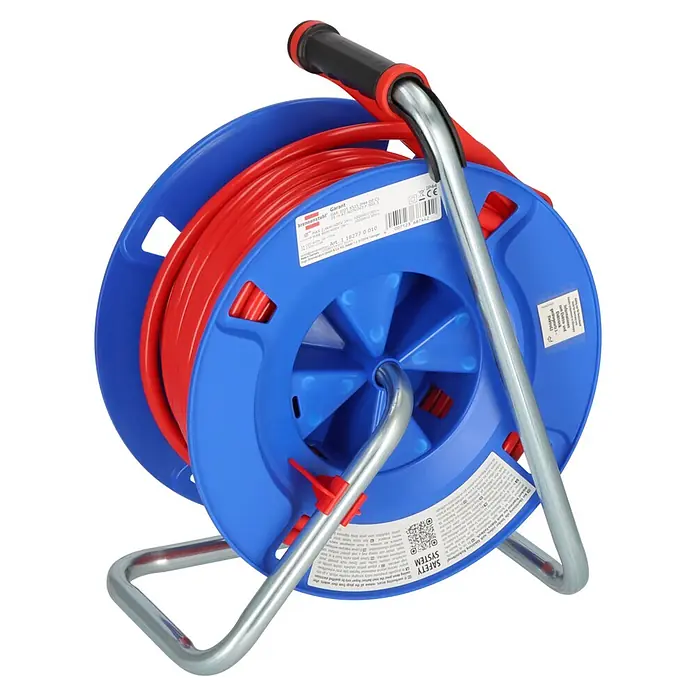 Brennenstuhl Kabeltrommel Garant CEE 1 AT-N07V3V3-G 5G1,5 - Kunststoff, 25 m, IP44 - Rote Kabeltrommel mit blauem Gehäuse, schwarzem Griff und silbernem Metallständer für Verlängerungskabel.