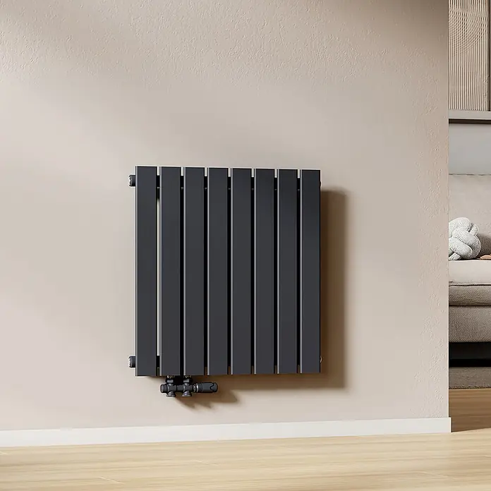 Emke Designheizkörper Flatrad FR - Wärmeleistung bei Vorlauftemperatur von 75 °C (D: 50): 450 W, Anthrazit - Anthrazitfarbener Flachheizkörper an einer hellen Wand, der sein modernes Design in einem Wohnambiente zeigt.