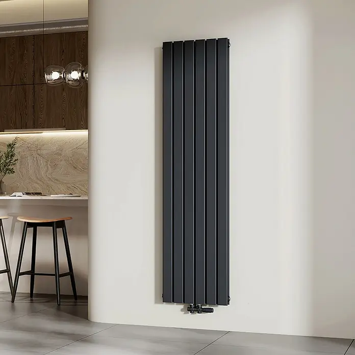 Emke Designheizkörper Flatrad FR - Wärmeleistung bei Vorlauftemperatur von 75 °C (D: 50): 1.670 W, Anthrazit - Dunkelgrauer vertikaler Flachheizkörper an einer Wand in einer modernen Küche montiert.