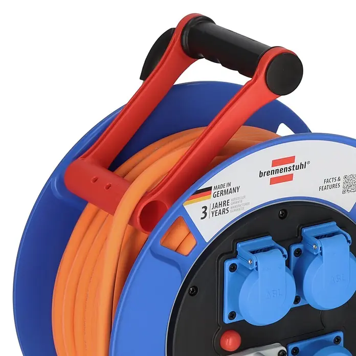 Brennenstuhl Kabeltrommel Garant CEE IP44 Camping H07RB-F 3G2,5 - Kunststoff, 25 m, IP44 - Blaue Kabeltrommel mit orangefarbenem Kabel, rotem Griff und mehreren blau abgedeckten Steckdosen.