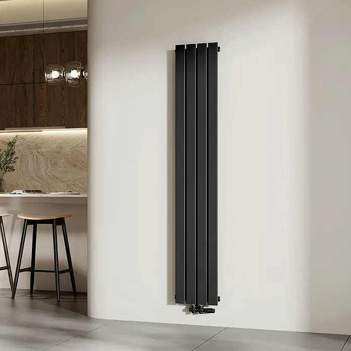 Emke Designheizkörper Flatrad FR - Wärmeleistung bei Vorlauftemperatur von 75 °C (D: 50): 627 W, Schwarz - Ein hoher schwarzer Vertikalheizkörper in einer modernen Küche.