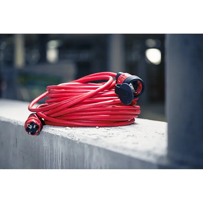Brennenstuhl Verlängerungskabel BREMAXX-PUR - 25 mm, Rot, IP44, H07BQ - Gerolltes rotes Verlängerungskabel mit schwarzen und roten Industriestromsteckern.