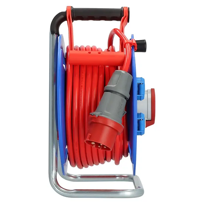Brennenstuhl Kabeltrommel Garant CEE 1 AT-N07V3V3-G 5G1,5 - Kunststoff, 25 m, IP44 - Rote Industriestromkabeltrommel mit blauen Flanschen, schwarzem Griff und grau-rotem CEE-Stecker auf silbernem Metallständer.