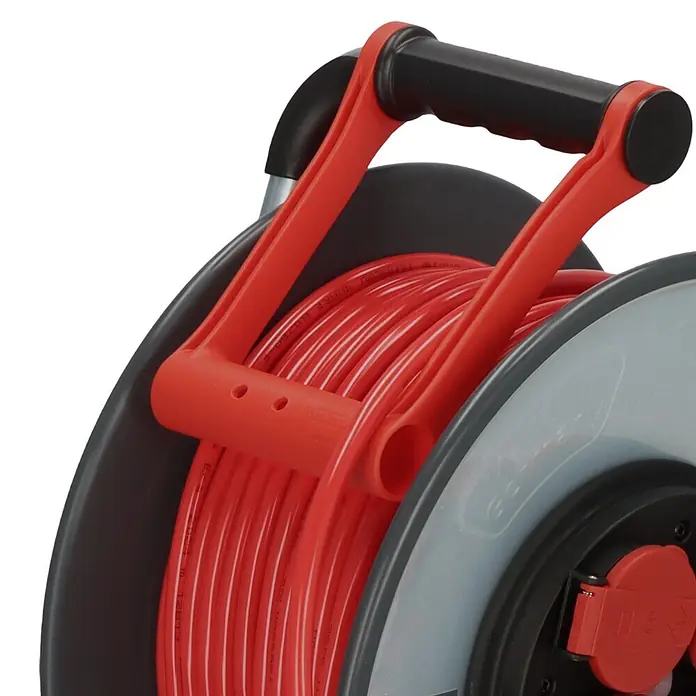 Brennenstuhl Kabeltrommel SC 5110 - Stahlblech, 50 m, H07BQ, IP44 - Rote Verlängerungskabeltrommel mit dunkelgrauem Gehäuse und rot-schwarzem Griff, sauber aufgerollt zur Aufbewahrung.