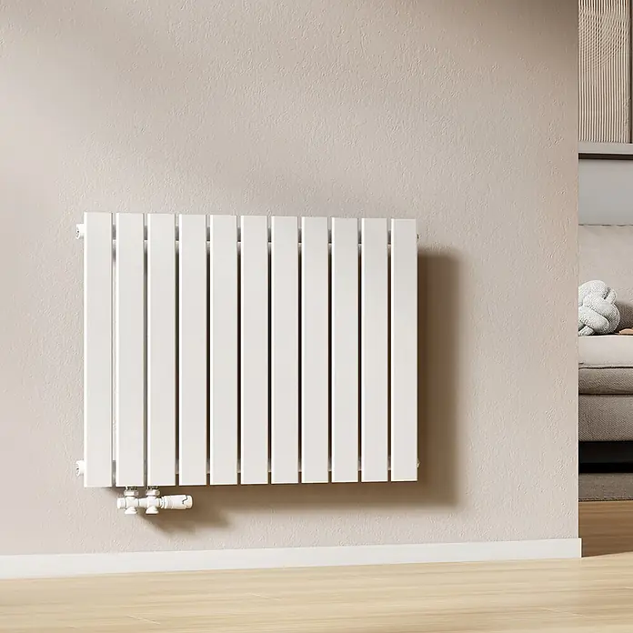 Emke Designheizkörper Flatrad FR - Wärmeleistung bei Vorlauftemperatur von 75 °C (D: 50): 618 W, Weiß - Moderner weißer Flachheizkörper mit vertikalen Lamellen und Bodenanschluss, an einer strukturierten Wand montiert.