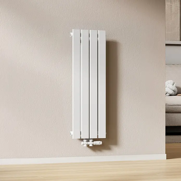 Emke Designheizkörper Flatrad FR - Wärmeleistung bei Vorlauftemperatur von 75 °C (D: 50): 403 W, Weiß - Weißer vertikaler Flachheizkörper, an einer hellen Wand montiert, mit Rohrverbindungen unten.