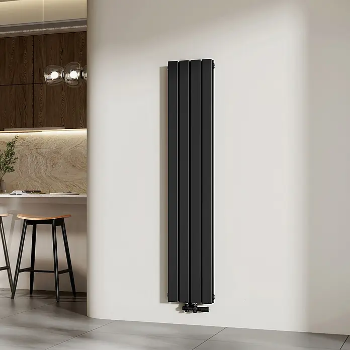 Emke Designheizkörper Flatrad FR - Wärmeleistung bei Vorlauftemperatur von 75 °C (D: 50): 889 W, Schwarz - Schwarzer vertikaler Flachheizkörper in einem modernen Wohnraum.